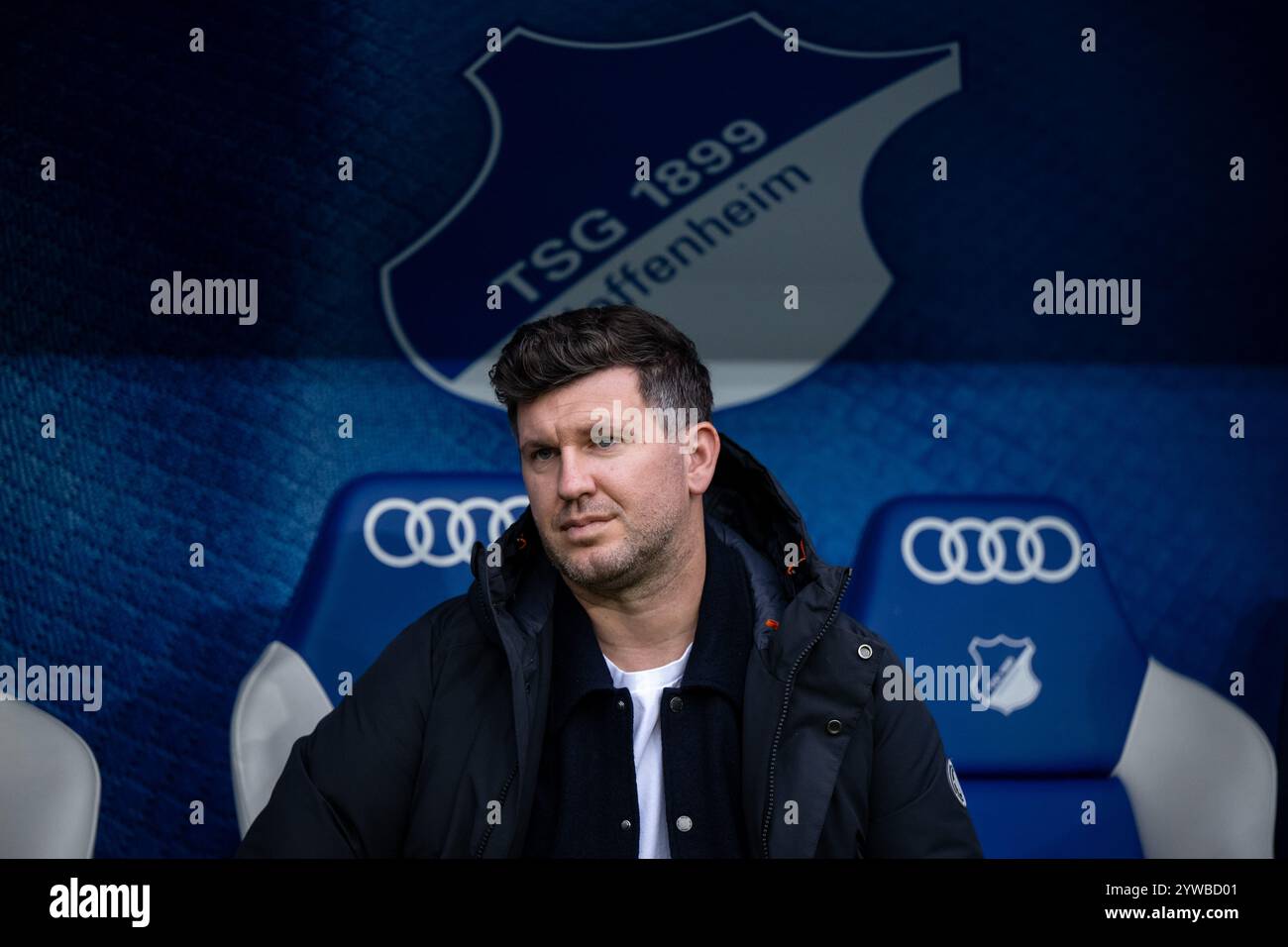 Andreas Schicker (TSG Hoffenheim, Geschaeftsfuehrer Sport) vor TSG Wappen / Logo auf der Trainerbank, GER, TSG 1899 Hoffenheim (TSG) vs. RB Leipzig (RBL), Fussball-Bundesliga, 11. Spieltag, Saison 2024/2025, 23.11.2024 DFB/DFL-Vorschriften verbieten jede Verwendung von Fotografien als Bildsequenzen und/oder Quasi-Video Foto: Eibner-Pressefoto/Michael Memmler Stockfoto