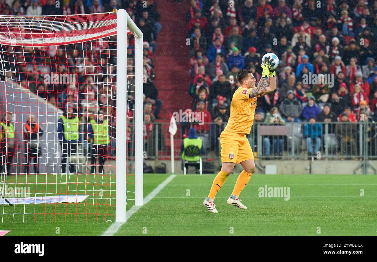 Kevin MÜLLER, Torhüter HDH 1 im Spiel FC BAYERN MÜNCHEN - 1. FC HEIDENHEIM 4-2 am 7. Dezember 2024 in München. Saison 2024/2025, 1.Bundesliga, FCB, München, Spieltag 13, 13.Spieltag Fotograf: Peter Schatz - DFL-VORSCHRIFTEN VERBIETEN JEDE VERWENDUNG VON FOTOGRAFIEN als BILDSEQUENZEN und/oder QUASI-VIDEO - Stockfoto