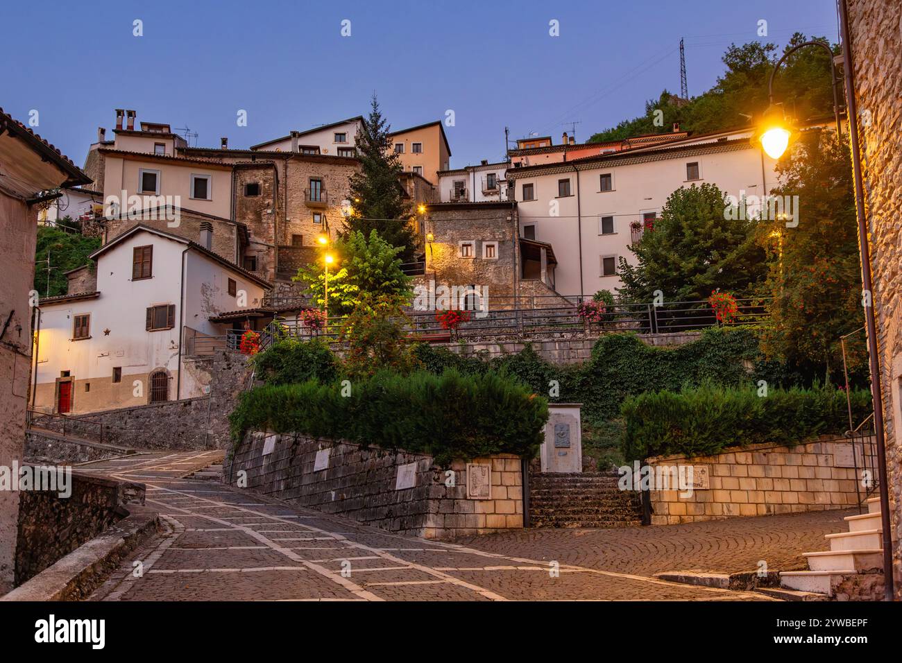 ROCCA PIA (ITALIEN) - Rocca Pia ist ein charmantes mittelalterliches Dorf im Herzen der Abruzzen, Italien. Umgeben von der atemberaubenden Landschaft des Affen Stockfoto