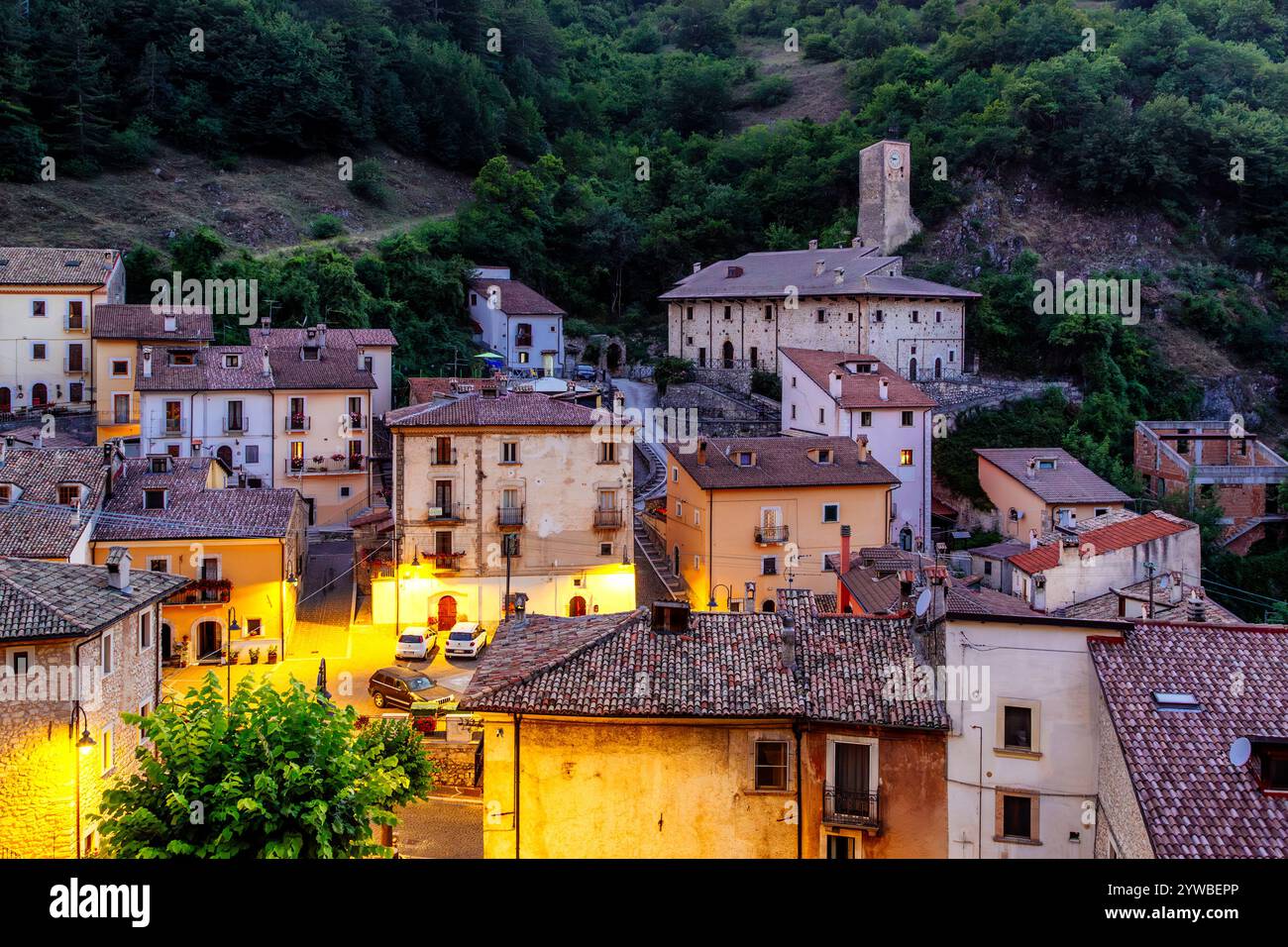 ROCCA PIA (ITALIEN) - Rocca Pia ist ein charmantes mittelalterliches Dorf im Herzen der Abruzzen, Italien. Umgeben von der atemberaubenden Landschaft des Affen Stockfoto