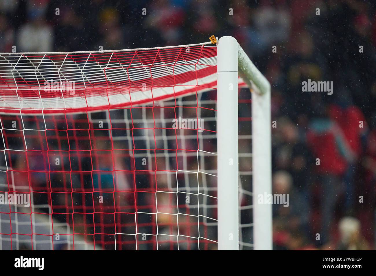 Goalnet im Spiel FC BAYERN MÜNCHEN - 1. FC HEIDENHEIM 4-2 am 7. Dezember 2024 in München. Saison 2024/2025, 1.Bundesliga, FCB, München, Spieltag 13, 13.Spieltag Fotograf: ddp Images/STAR-Images - DFL-VORSCHRIFTEN VERBIETEN JEDE VERWENDUNG VON FOTOS als BILDSEQUENZEN und/oder QUASI-VIDEO - Credit: ddp Media GmbH/Alamy Live News Stockfoto