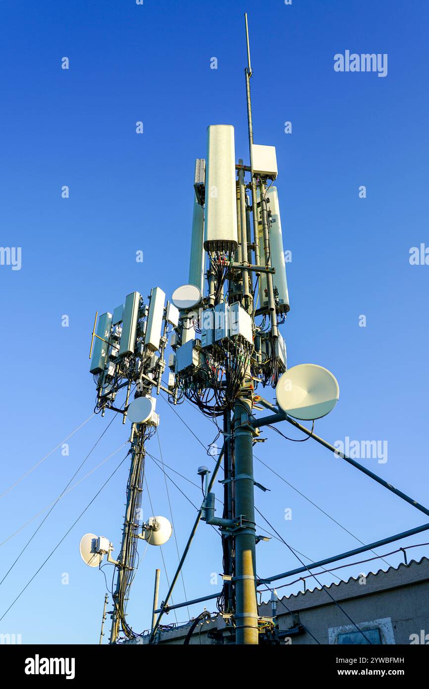 Mobilfunk-Netzwerkantenne, Basisstation oder Basisstation des Transceivers, Antenne für drahtlose Kommunikation Stockfoto