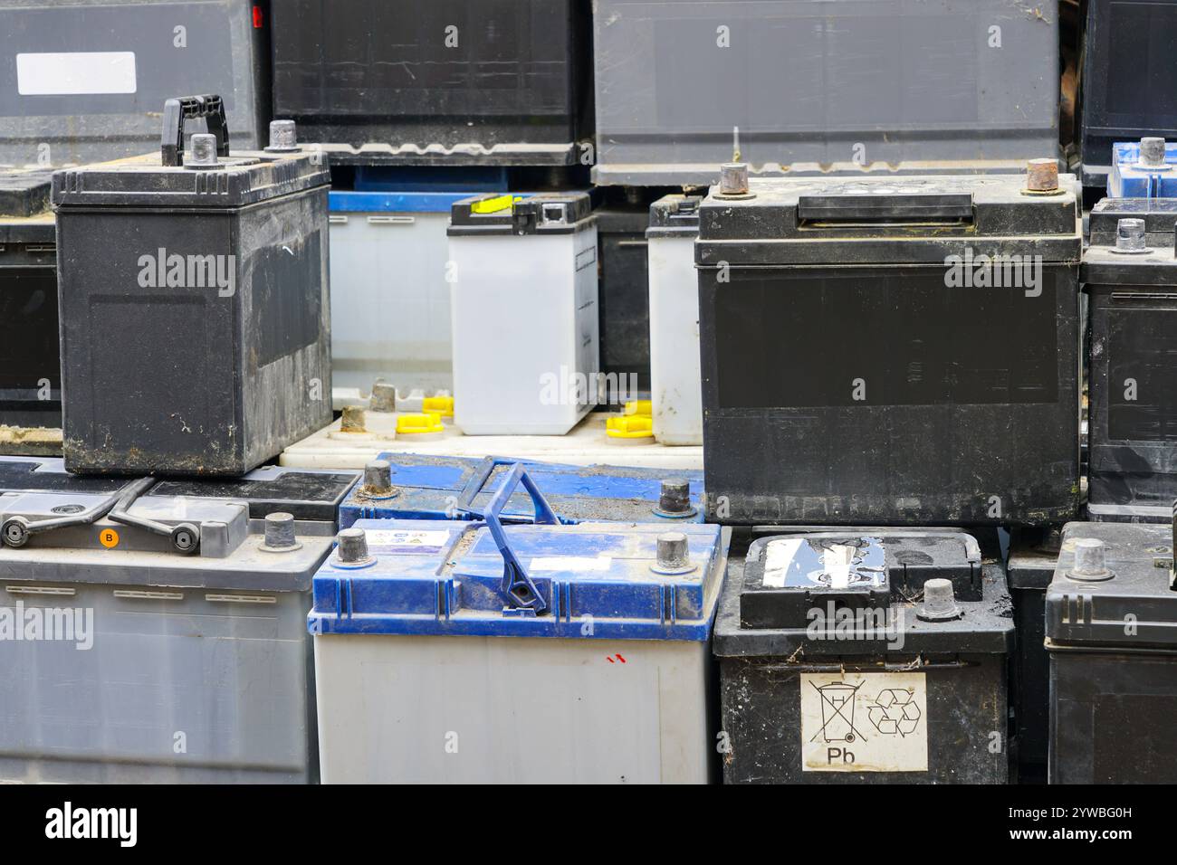 Stapel von vielen gebrauchten Blei-Batterien für das Recycling in einer Anlage für gefährliche Abfälle Stockfoto