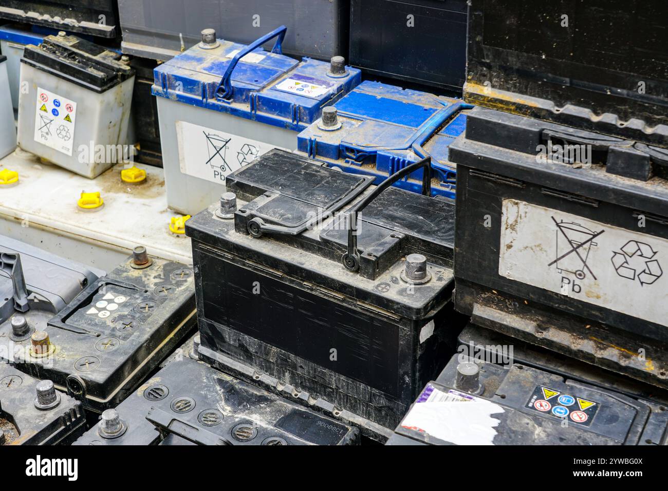 Stapel von vielen gebrauchten Blei-Batterien für das Recycling in einer Anlage für gefährliche Abfälle Stockfoto