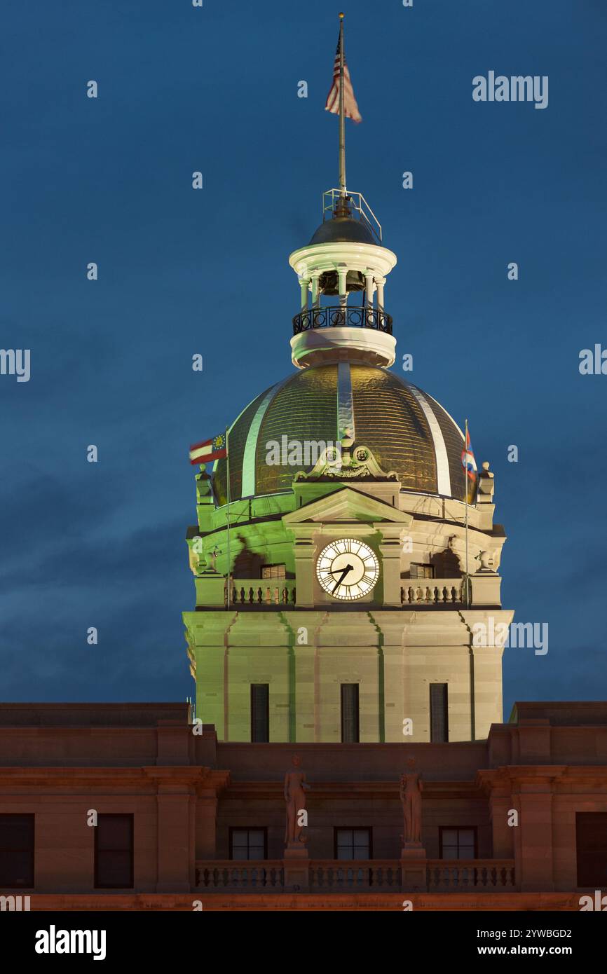 Goldene Kuppel mit Uhr und amerikanischer Flagge des Rathauses von Savannah im Stil der Renaissance, Historic District of Savannah, USA Stockfoto