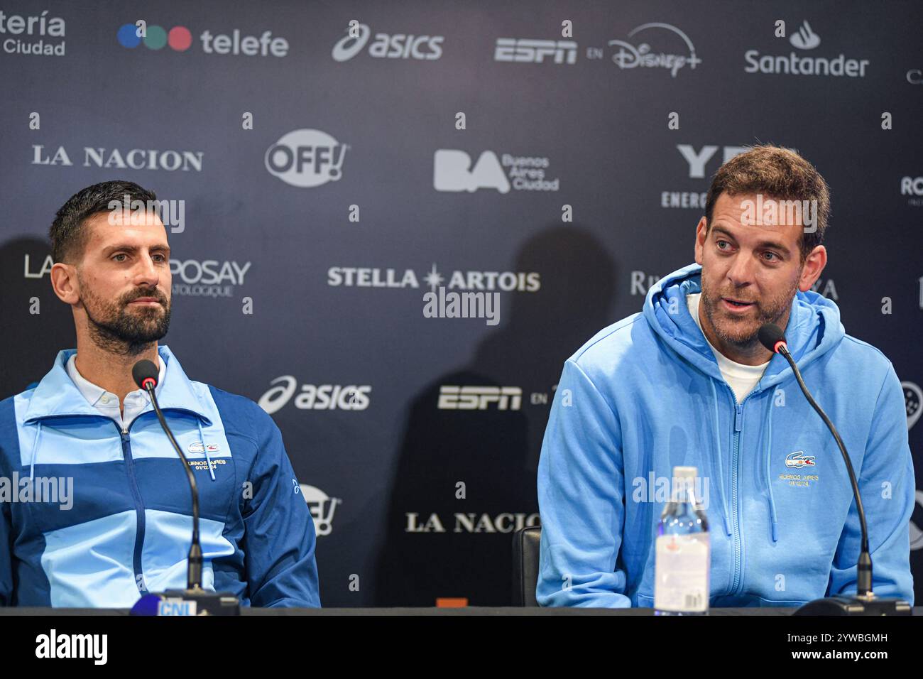 Die Tennisspieler Novak Djokovic (Serbien) und Juan Martin del Potro (Argentinien) halten eine Pressekonferenz. Stockfoto