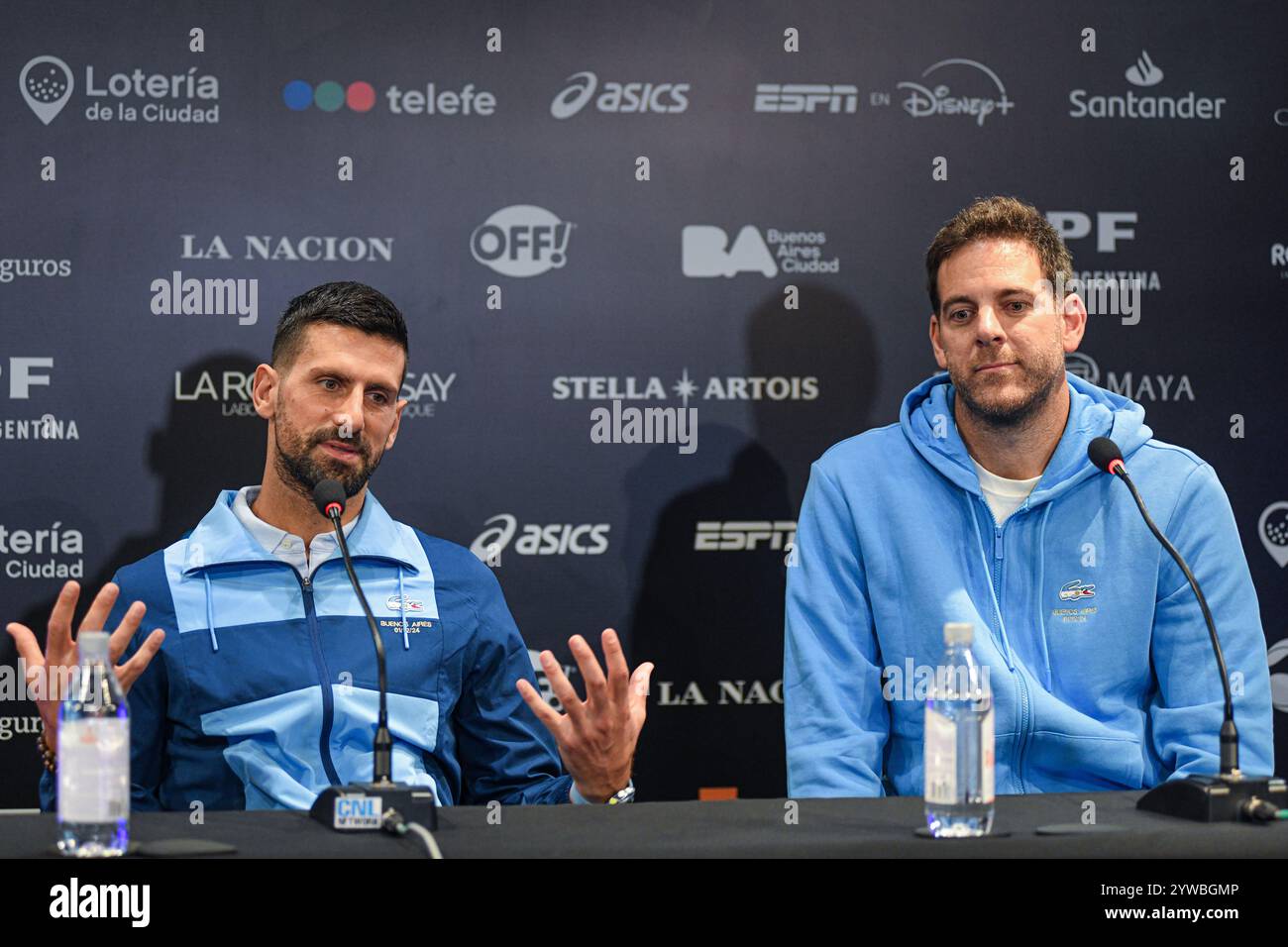 Die Tennisspieler Novak Djokovic (Serbien) und Juan Martin del Potro (Argentinien) halten eine Pressekonferenz. Stockfoto