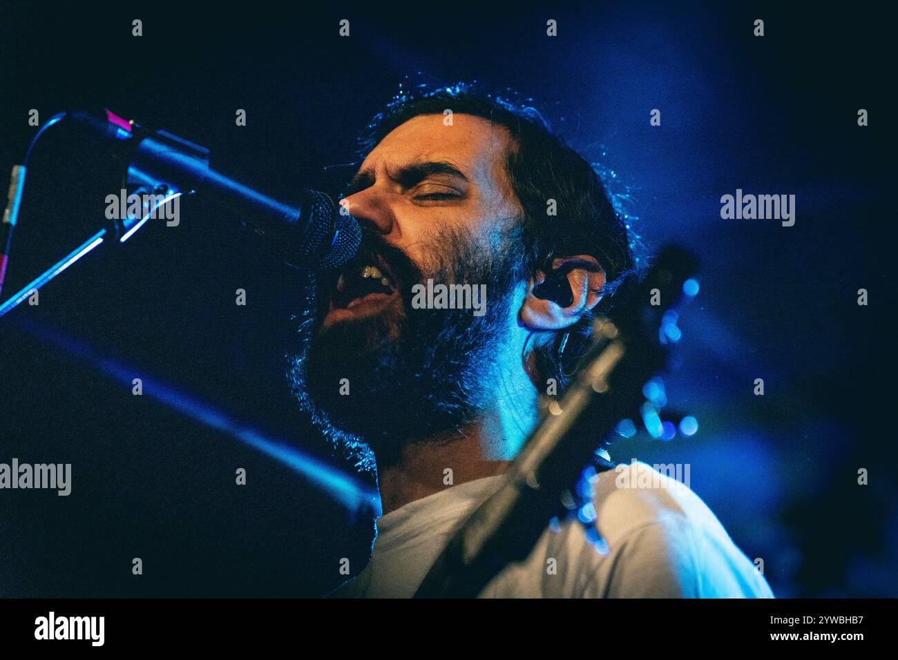 Malmö, Schweden. November 2024. Die griechische Stoner-Rockband 1000mods gibt ein Live-Konzert im Plan B in Malmö. Hier ist Sänger und Bassist Dani G live auf der Bühne zu sehen. Stockfoto