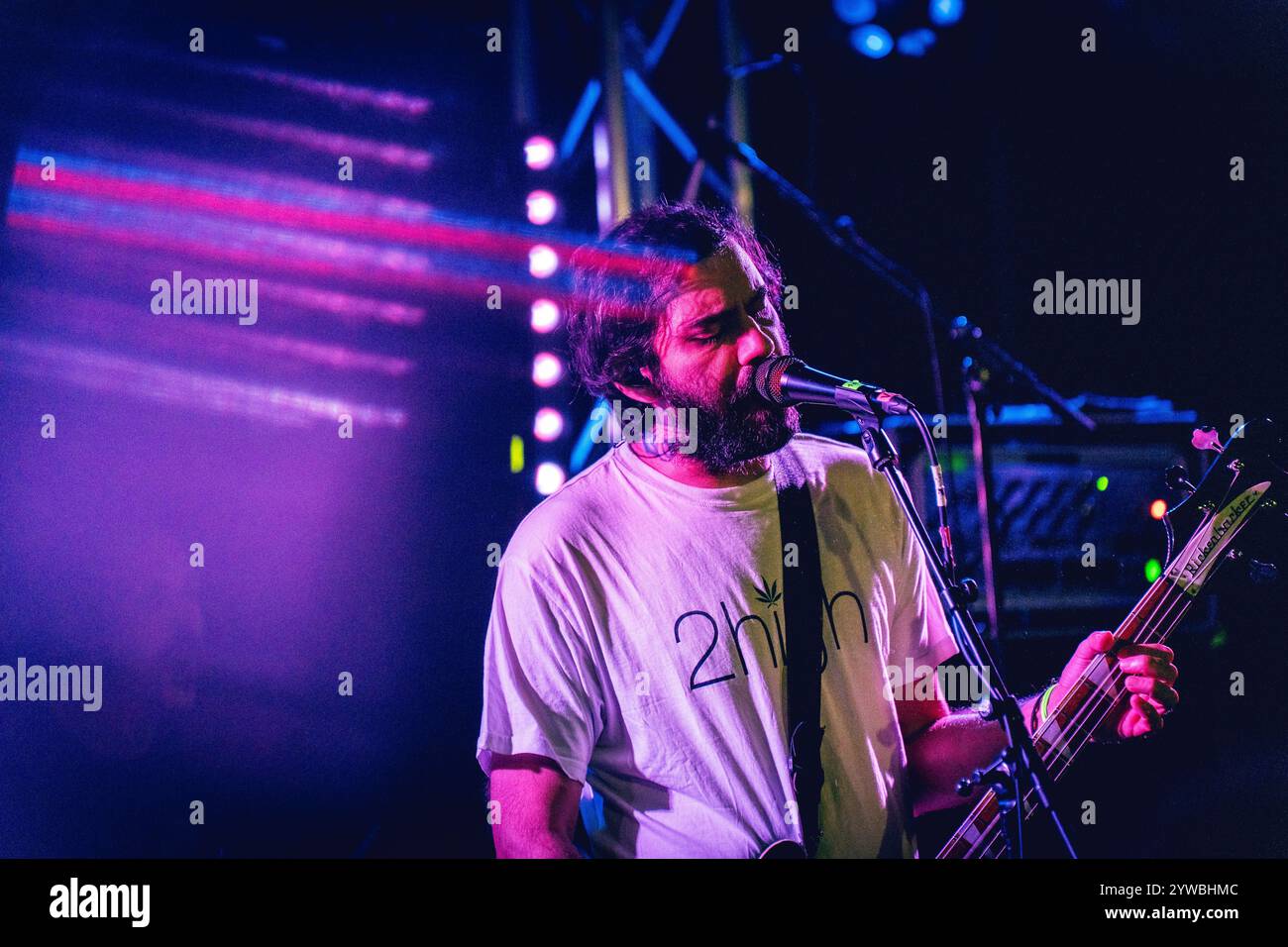 Malmö, Schweden. November 2024. Die griechische Stoner-Rockband 1000mods gibt ein Live-Konzert im Plan B in Malmö. Hier ist Sänger und Bassist Dani G live auf der Bühne zu sehen. Stockfoto