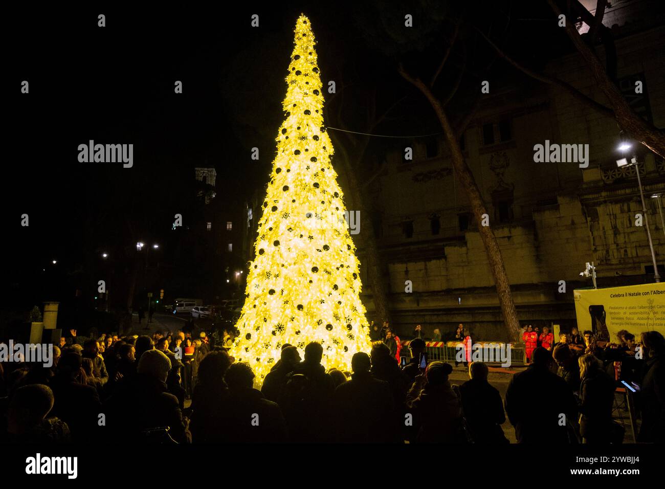 Rom, Rm, Italien. Dezember 2024. Die Bürger nehmen an der Einweihung des Weihnachtsbaums für Menschenrechte am Fuße des Campidoglio Teil. (Kreditbild: © Marco Di Gianvito/ZUMA Press Wire) NUR REDAKTIONELLE VERWENDUNG! Nicht für kommerzielle ZWECKE! Stockfoto