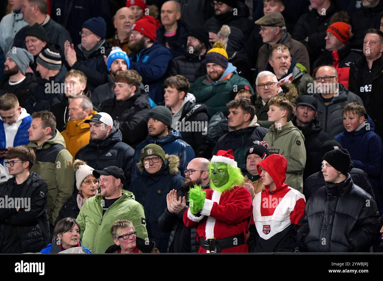 Ein Fan, der als Grinch gekleidet war, während des Sky Bet Championship Matches in der Kenilworth Road, Luton. Bilddatum: Dienstag, 10. Dezember 2024. Stockfoto