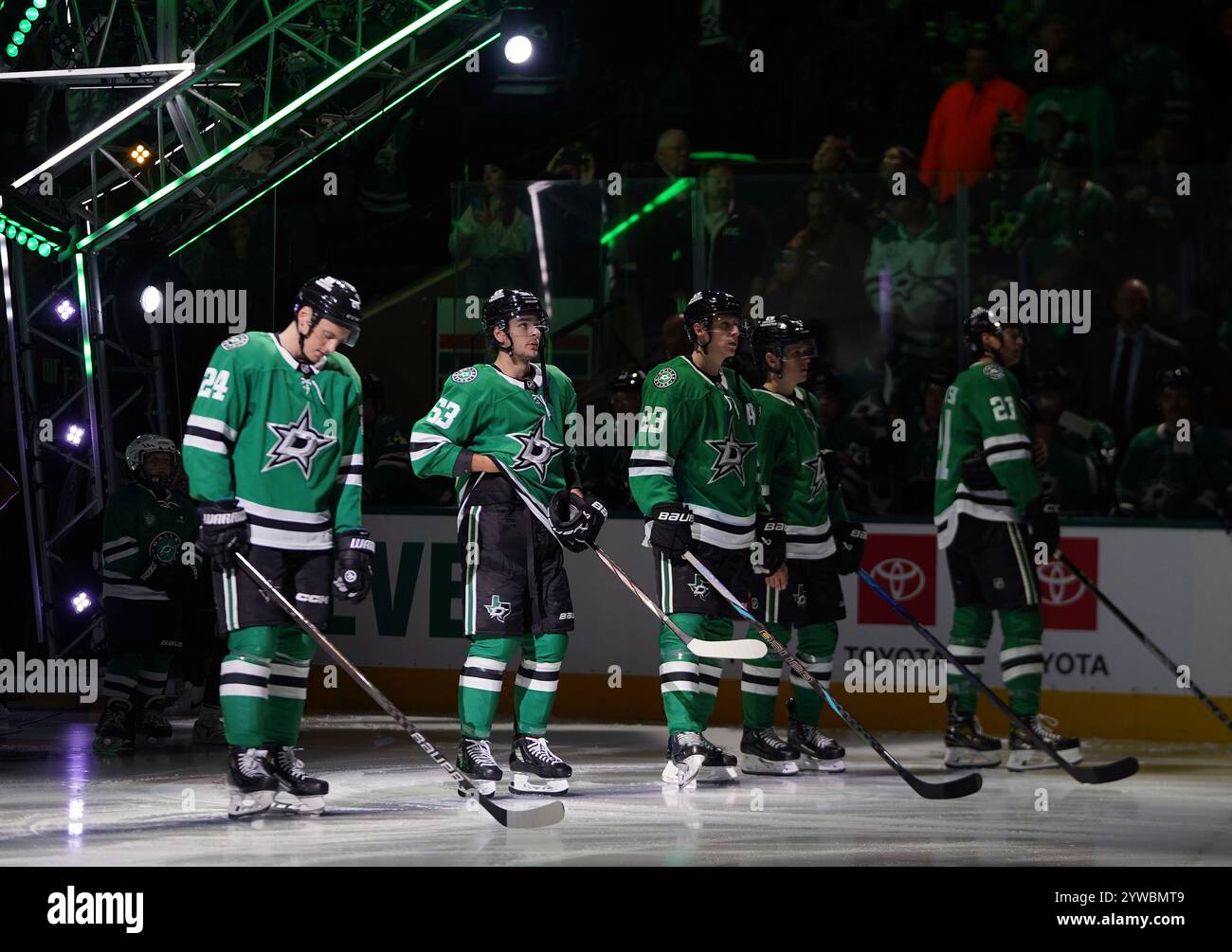 Dallas, Usa. Dezember 2024. (L-R) die Spieler Roope Hintz #24, Wyatt Johnston #53, ESA Lindell #23, Nils Lundkvist #5 und Jason Robertson #21 stehen auf dem Eis vor dem Start des National Hockey League-Spiels zwischen den Dallas Stars und den Calgary Flames im American Airlines Center. Endpunktzahl Dallas Stars 6 - 2 Calgary Flames. Am 8. Dezember 2024 in Dallas, Texas. (Foto: Javier Vicencio/Eyepix Group/SIPA USA) Credit: SIPA USA/Alamy Live News Stockfoto