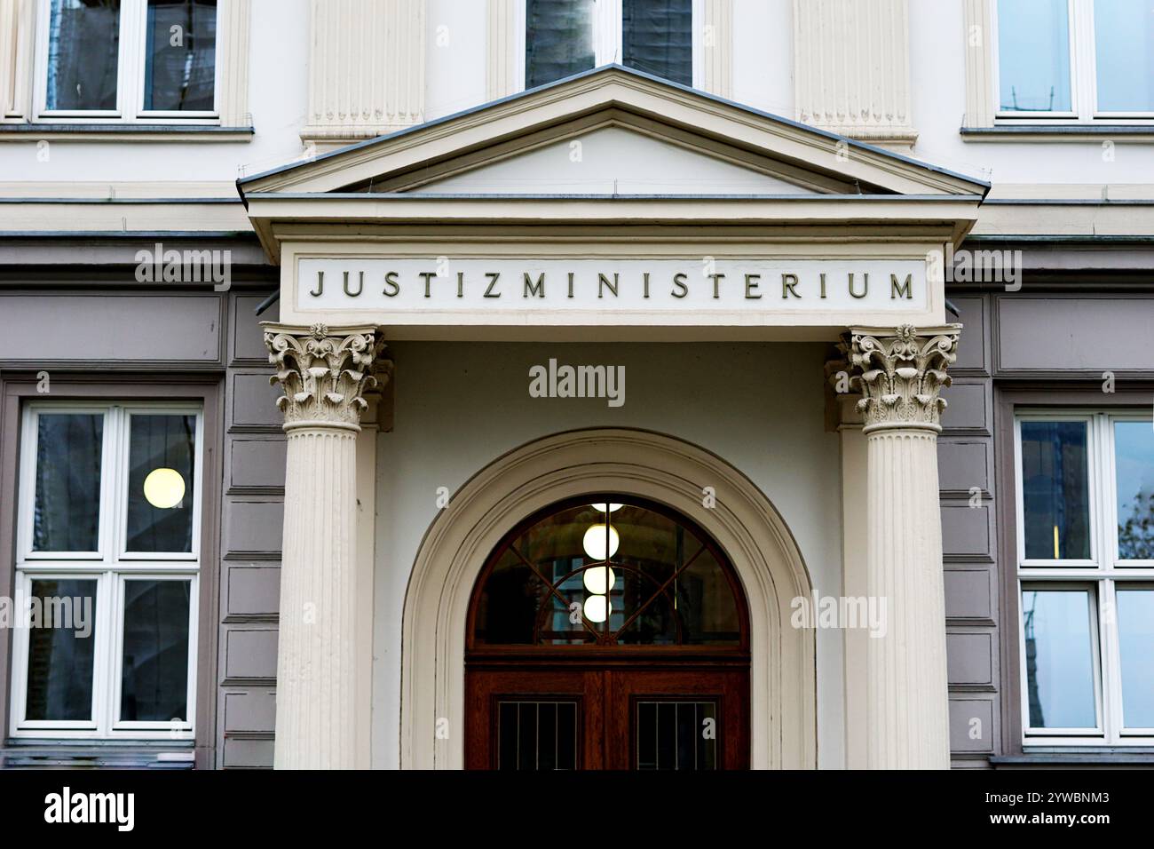 "Justizministerium" steht auf dem Eingang Stockfoto