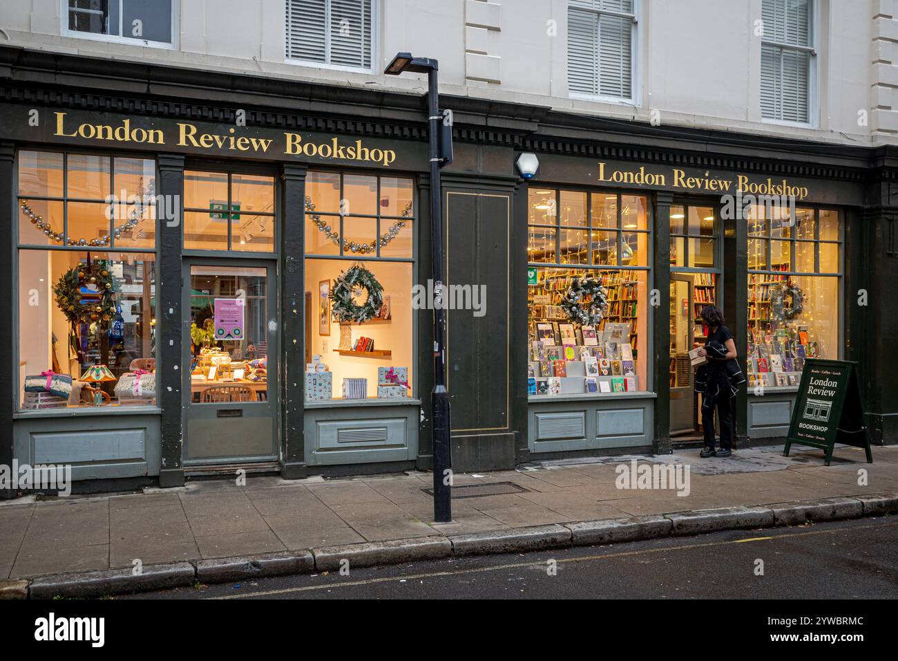 London Review Bookshop und Cake Shop / Cafe im 14 Bury Place Bloomsbury London - London Review of Books Bookstore. LRB Bookshop & Cafe London. Stockfoto