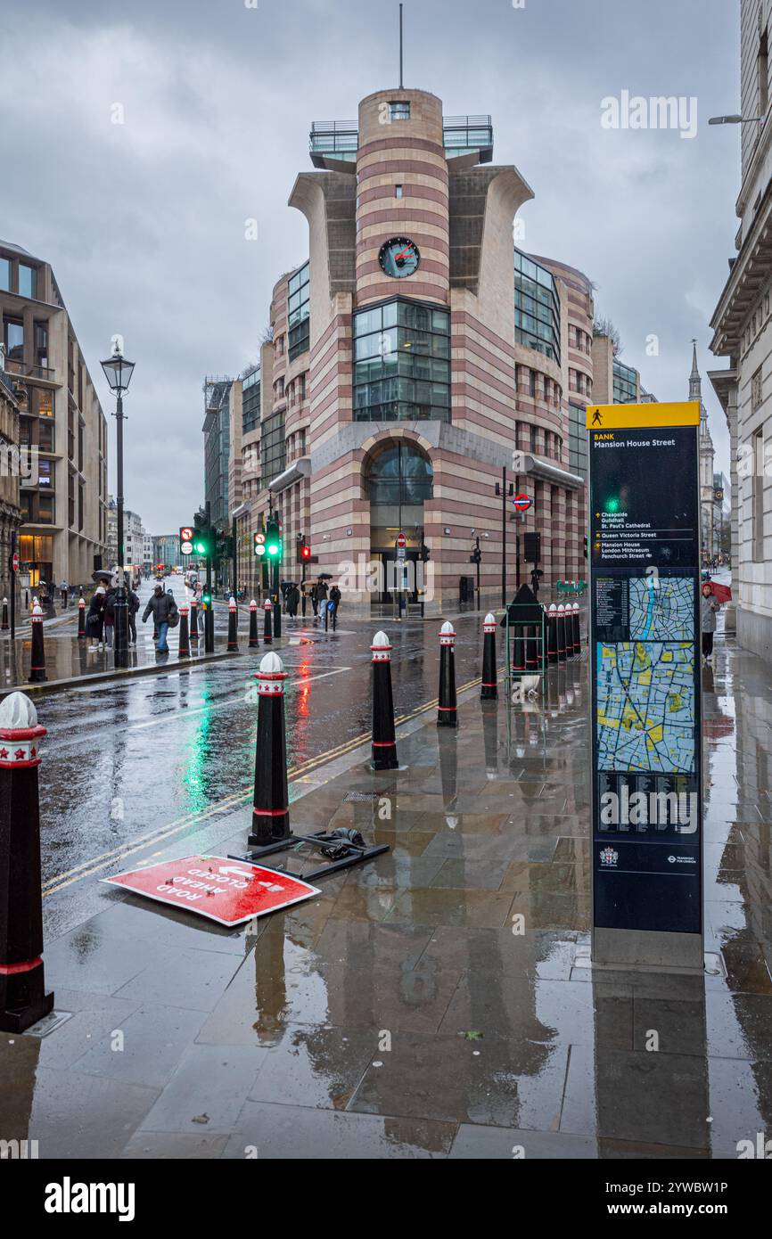 Kein Geflügelgebäude in London an einem regnerischen Tag. Entworfen von James Stirling, fertiggestellt 1997 fünf Jahre nach seinem Tod. Klasse II aufgeführt, Stockfoto