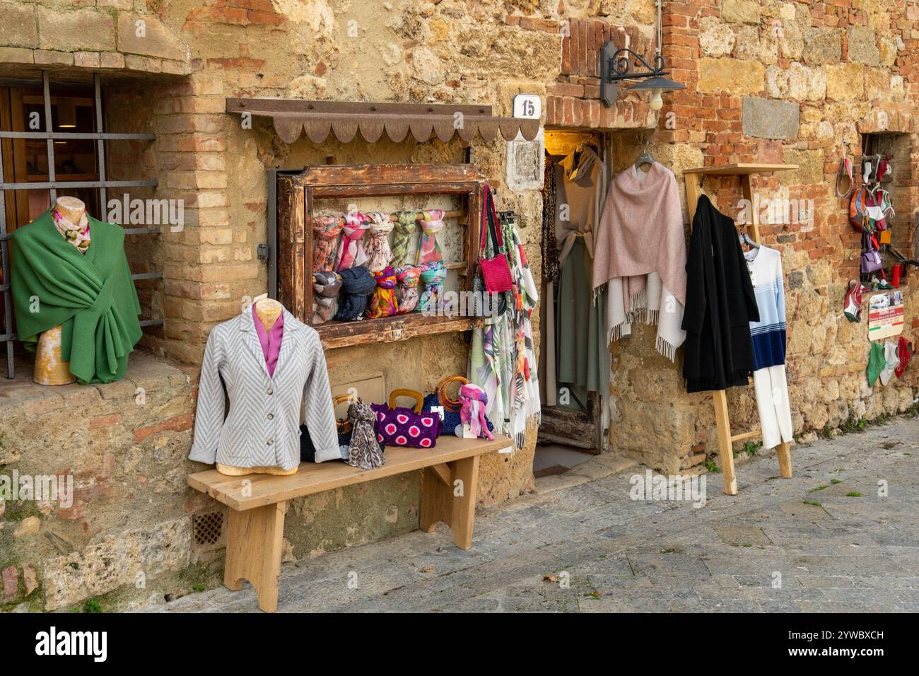 Ein Bekleidungsgeschäft in der mittelalterlichen Stadt Monteriggioni, Provinz Sienna, Italien. Stockfoto