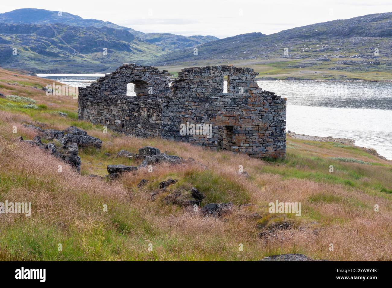 Nordische Ruinen der Kirche in Hvalsey gegen Fjord und Berge. Qaqortoq, Südgrönland, Dänemark, Nordamerika Stockfoto