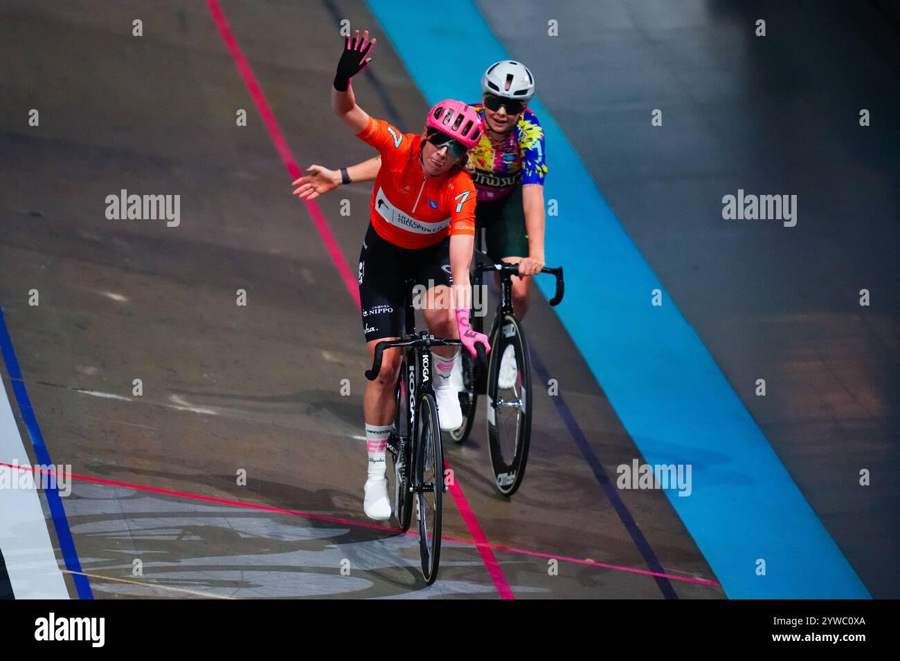 Rotterdam - Nina Kessler während der Wieler Zesdaagse Rotterdam am 10. Dezember 2024 in Rotterdam, Niederlande. (Parallaxenbilder/Danny de Groot) Stockfoto