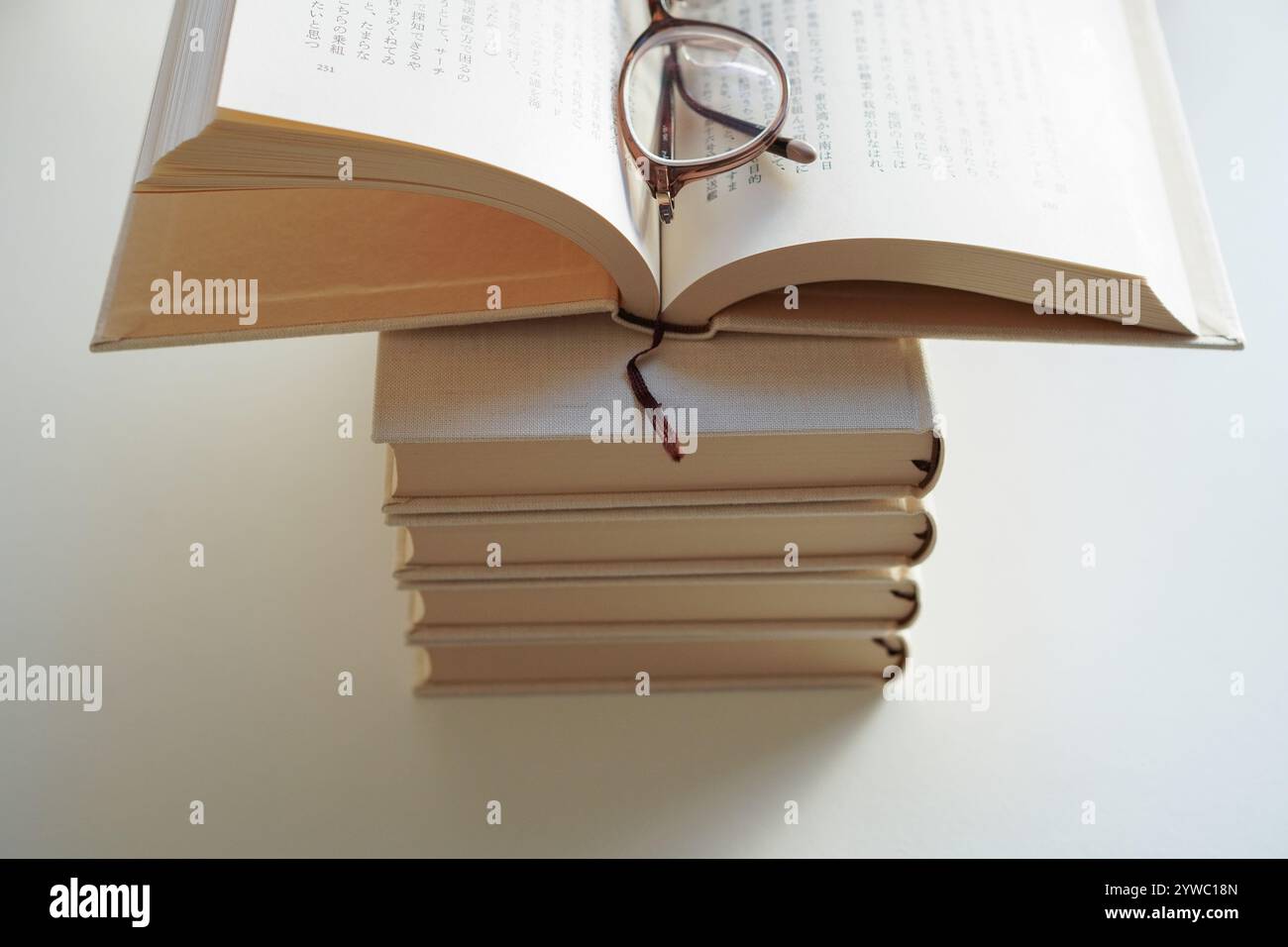 Öffne leeres Buch auf Stapeln von Büchern, Mock Up Stockfoto