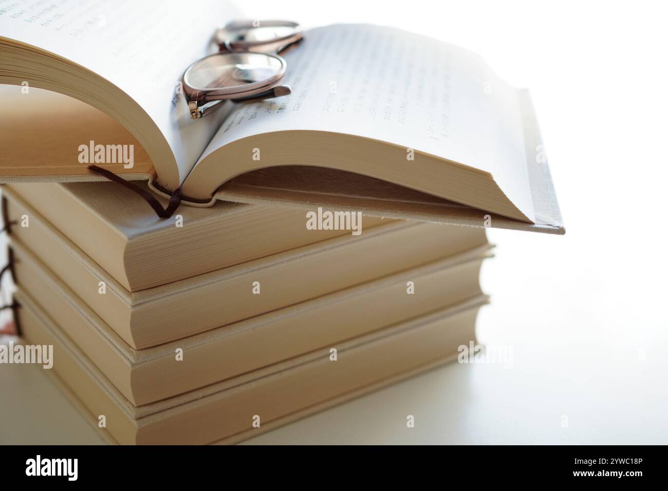 Öffne leeres Buch auf Stapeln von Büchern, Mock Up Stockfoto