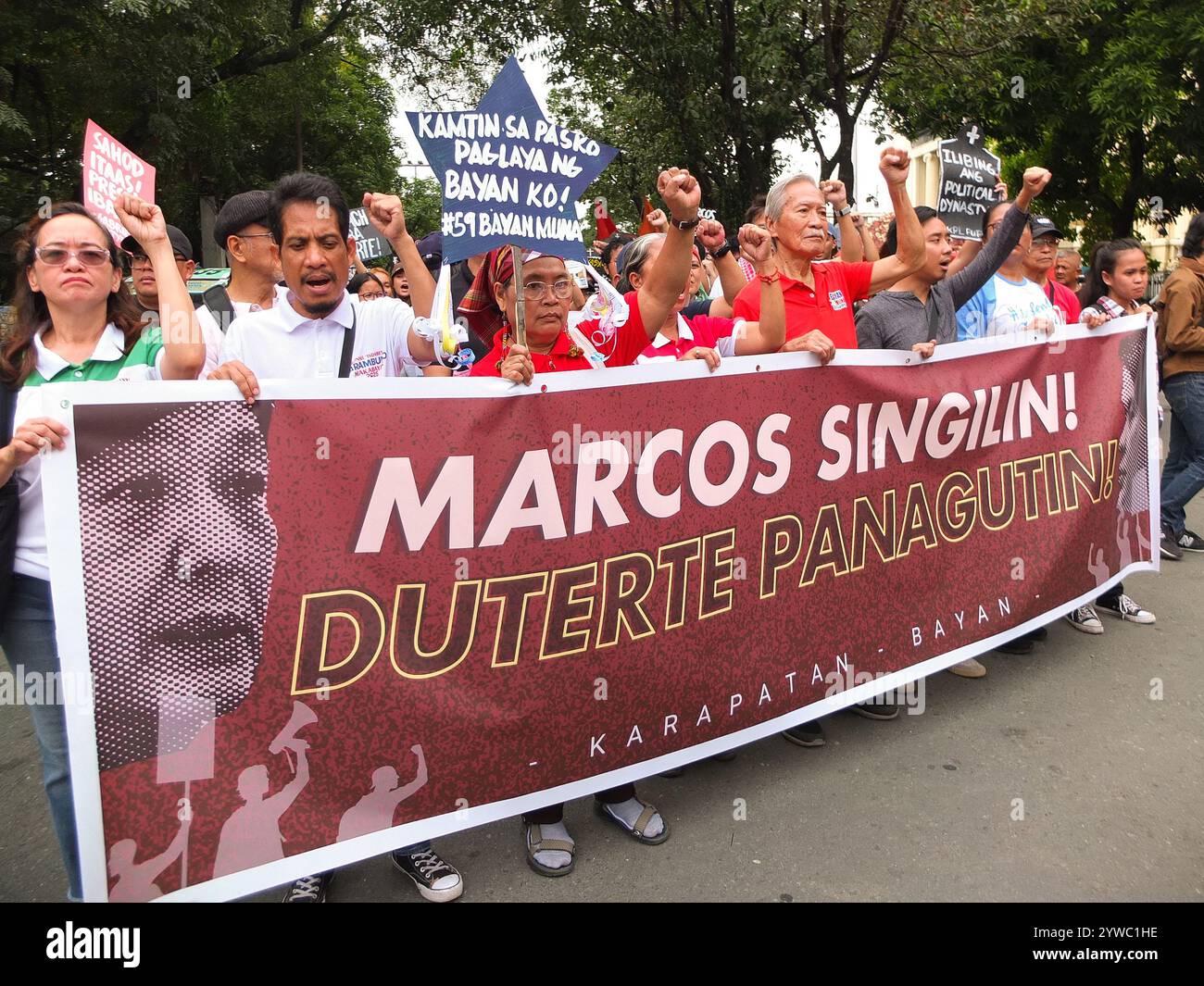 Demonstranten unter der Führung des ehemaligen Abgeordneten Satur Ocampo beginnen während der Demonstration zu laufen und gehen nach Mendiola. Militante Gruppen veranstalten einen protestmarsch von Liwasang Bonifacio nach Mendiola in Manila, um den Internationalen Tag der Menschenrechte auf den Philippinen zu gedenken. Die Demonstranten erwähnen, dass sich die Menschenrechtsverletzungen und das humanitäre Völkerrecht unter dem derzeitigen Regime verschärfen, die logischen Folgen der Weigerung von Marcos Jr. sind, alle Gesetze und Politiken der Duterte-Ära abzuschaffen, die solche Verletzungen gefährdet haben, einschließlich derjenigen, die sich auf den Krieg gegen Drogen beziehen. (Foto Stockfoto