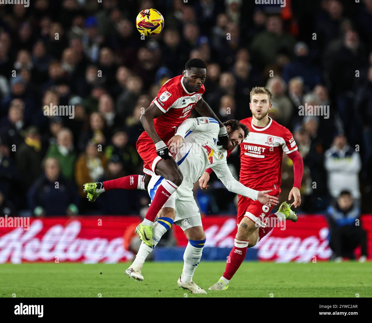 Leeds, Großbritannien. Dezember 2024. Emmanuel Latte Lath aus Middlesbrough und Joe Rothwell aus Leeds United kämpfen um den Ball während des Sky Bet Championship Matches Leeds United gegen Middlesbrough in Elland Road, Leeds, Vereinigtes Königreich, 10. Dezember 2024 (Foto: Mark Cosgrove/News Images) in Leeds, Vereinigtes Königreich am 12. Oktober 2024. (Foto: Mark Cosgrove/News Images/SIPA USA) Credit: SIPA USA/Alamy Live News Stockfoto