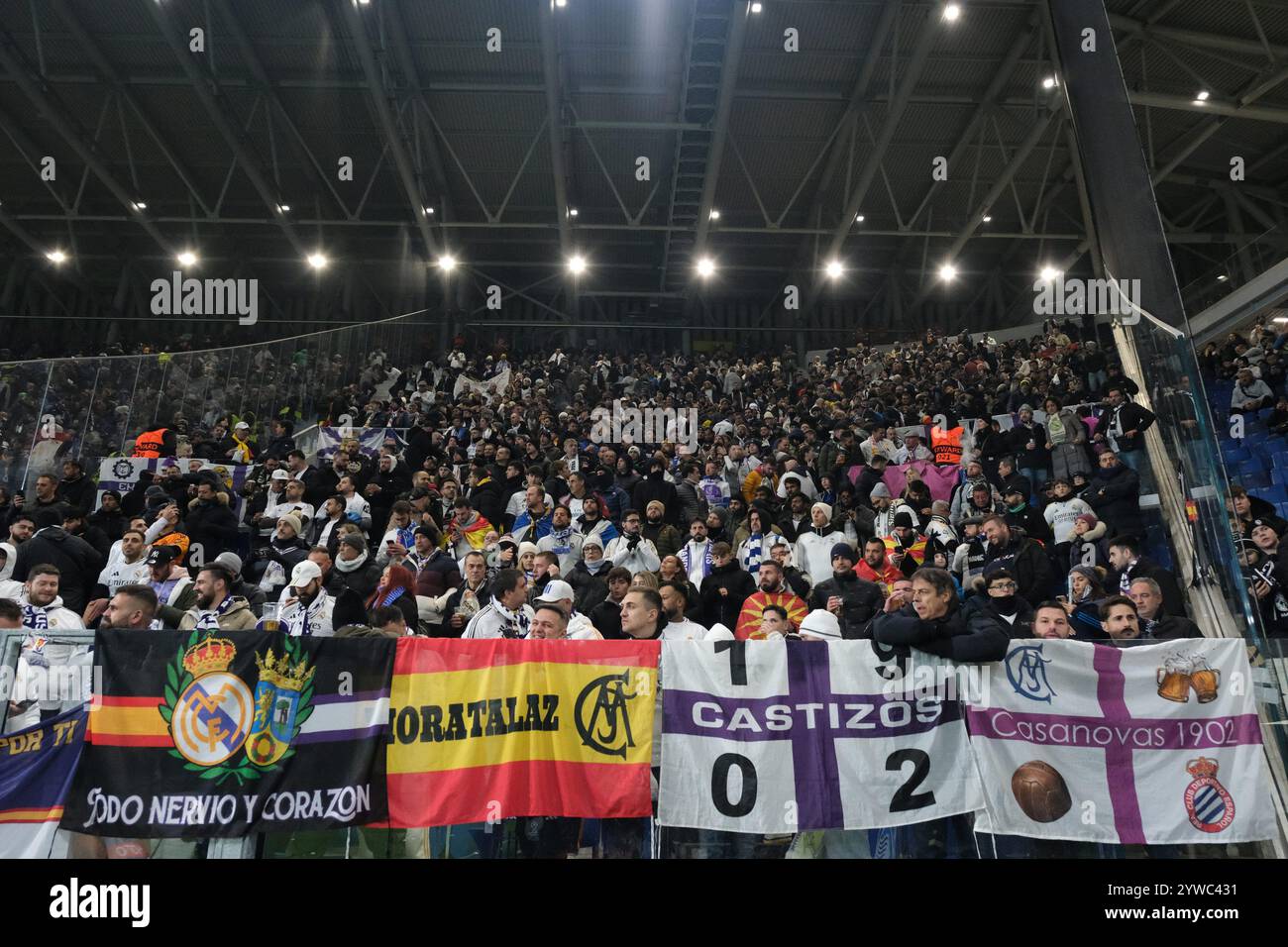 Bergamo, Italien. Dezember 2024. Fans der Real Madrid CF-Mannschaft während des UEFA Champions League 2024/2025 Phase MD6-Fußballspiels zwischen Atalanta BC und Real Madrid CF im Gewiss-Stadion am 10. Dezember 2024 in Bergamo, Italien. Quelle: Roberto Tommasini/Alamy Live News Stockfoto
