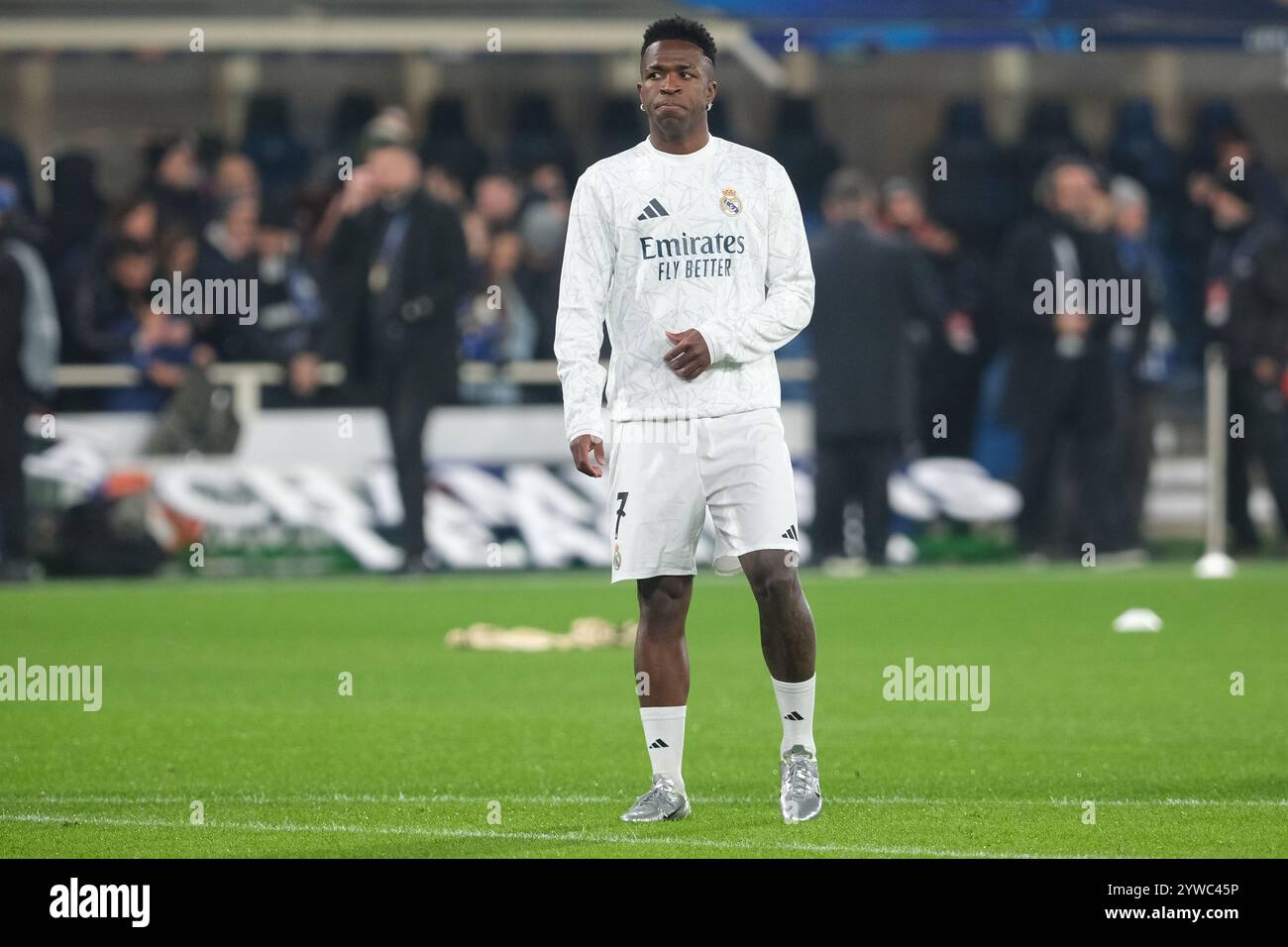 Bergamo, Italien. Dezember 2024. Vinicius Junior von Real Madrid CF während der Aufwärmphase der UEFA Champions League 2024/2025 Phase MD6 zwischen Atalanta BC und Real Madrid CF im Gewiss-Stadion am 10. Dezember 2024 in Bergamo, Italien. Quelle: Roberto Tommasini/Alamy Live News Stockfoto