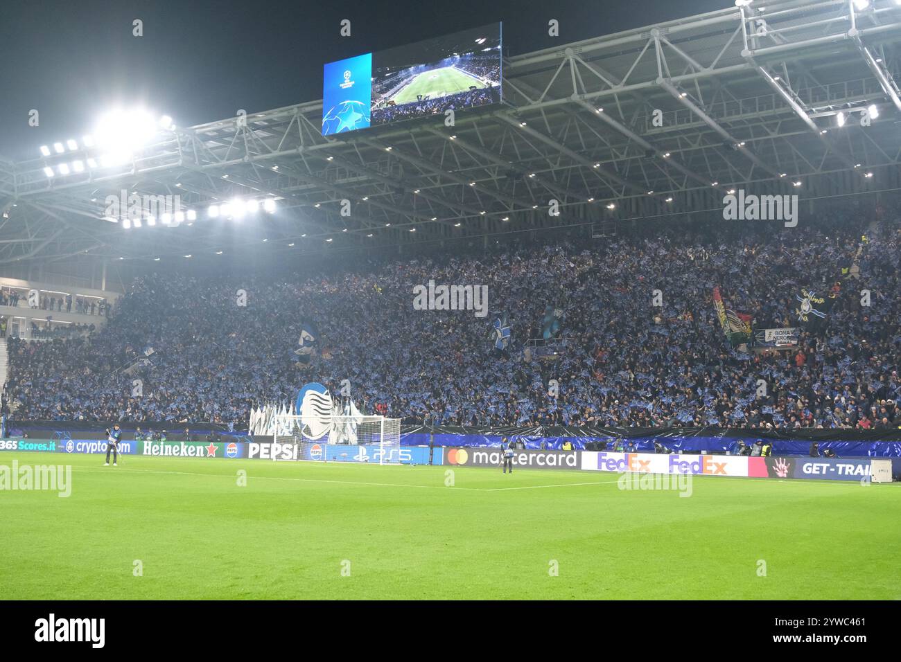 Bergamo, Italien. Dezember 2024. Fans des Atalanta BC 1907 Teams während des MD6-Fußballspiels der UEFA Champions League 2024/2025 League zwischen Atalanta BC und Real Madrid CF im Gewiss Stadium am 10. Dezember 2024 in Bergamo, Italien. Quelle: Roberto Tommasini/Alamy Live News Stockfoto