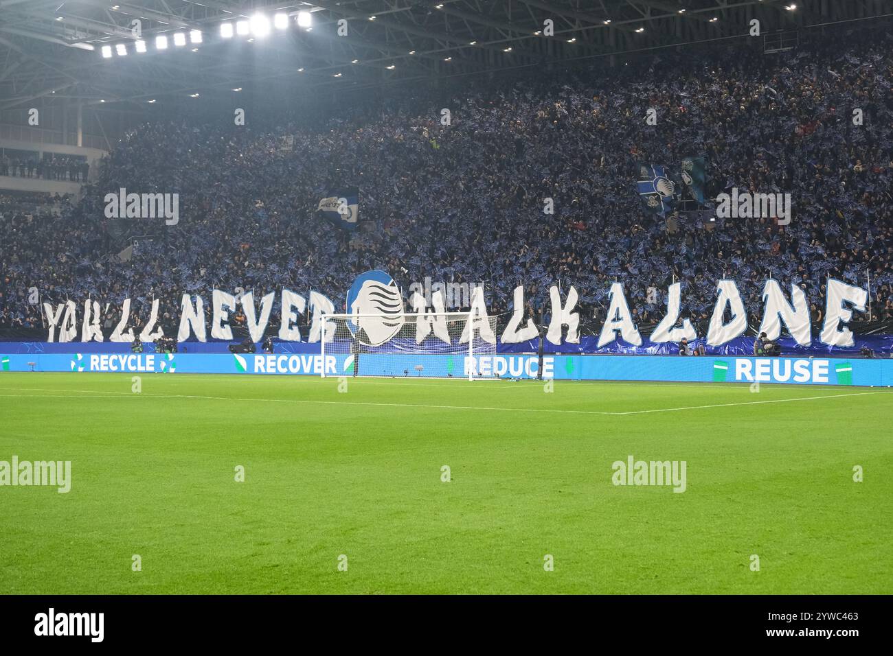 Bergamo, Italien. Dezember 2024. Fans des Atalanta BC 1907 Teams während des MD6-Fußballspiels der UEFA Champions League 2024/2025 League zwischen Atalanta BC und Real Madrid CF im Gewiss Stadium am 10. Dezember 2024 in Bergamo, Italien. Quelle: Roberto Tommasini/Alamy Live News Stockfoto