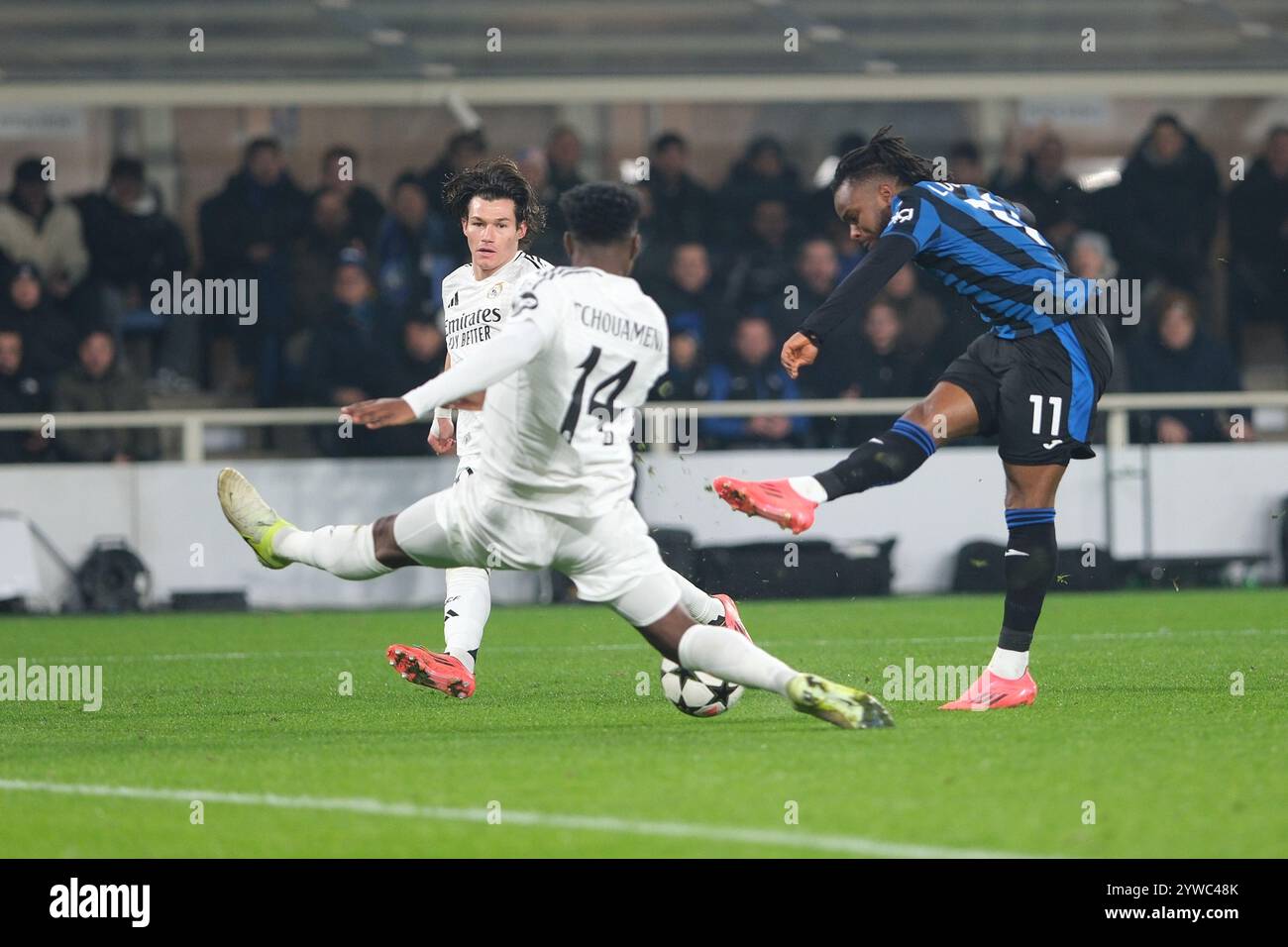 Bergamo, Italien. Dezember 2024. Ademola Lookman von Atalanta BC 1907 im Spiel während des UEFA Champions League 2024/2025 Phase MD6 Fußballspiels zwischen Atalanta BC und Real Madrid CF im Gewiss Stadium am 10. Dezember 2024 in Bergamo, Italien. Quelle: Roberto Tommasini/Alamy Live News Stockfoto