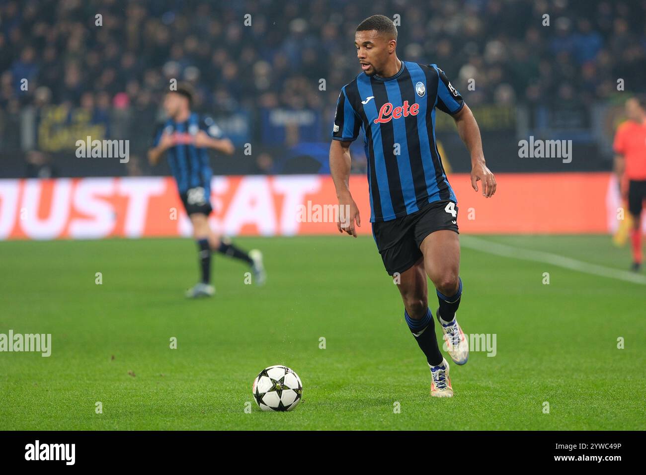 Bergamo, Italien. Dezember 2024. Isak Hien von Atalanta BC 1907 trägt den Ball während des UEFA Champions League 2024/2025 Phase MD6 Fußballspiels zwischen Atalanta BC und Real Madrid CF im Gewiss Stadium am 10. Dezember 2024 in Bergamo, Italien. Quelle: Roberto Tommasini/Alamy Live News Stockfoto