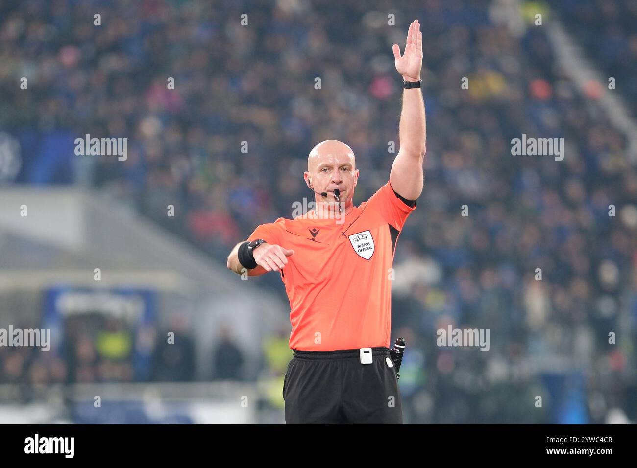 Bergamo, Italien. Dezember 2024. Der Schiedsrichter des Spiels, Szymon Marciniak aus Polen während des Fußballspiels der UEFA Champions League 2024/2025 Phase MD6 zwischen Atalanta BC und Real Madrid CF im Gewiss-Stadion am 10. Dezember 2024 in Bergamo, Italien. Quelle: Roberto Tommasini/Alamy Live News Stockfoto