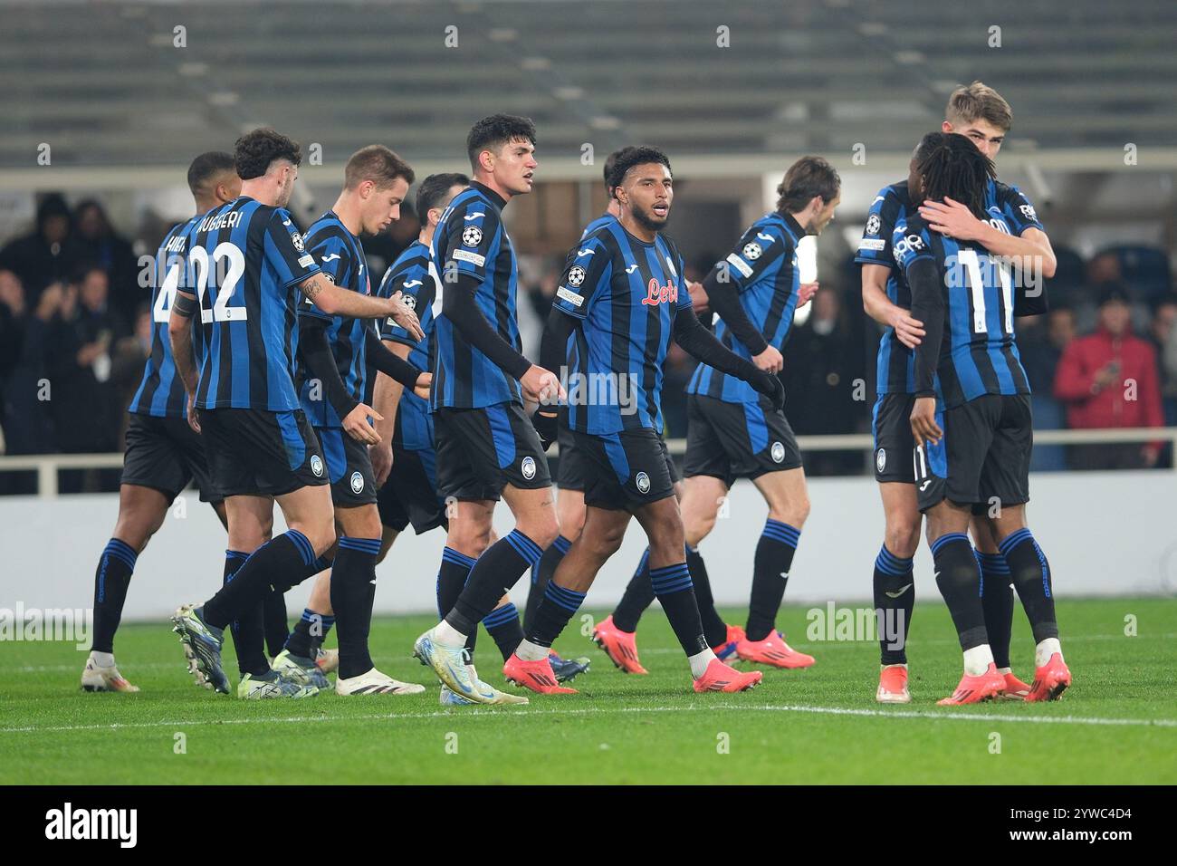 Bergamo, Italien. Dezember 2024. Das Atalanta BC 1907 Team feiert nach einem Tor während des UEFA Champions League 2024/2025 Phase MD6 Fußballspiels zwischen Atalanta BC und Real Madrid CF im Gewiss Stadium am 10. Dezember 2024 in Bergamo, Italien. Quelle: Roberto Tommasini/Alamy Live News Stockfoto