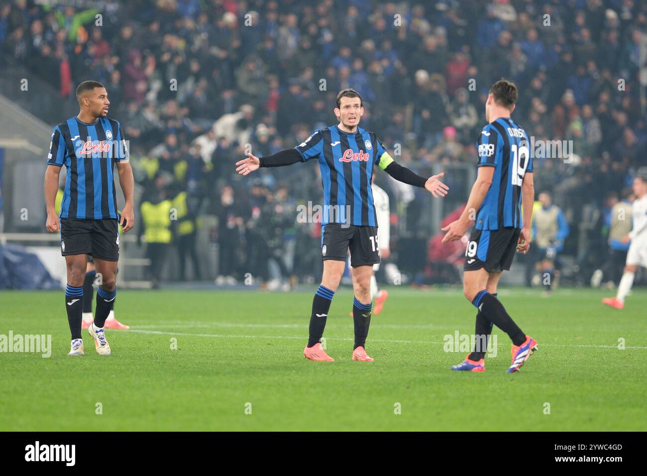 Bergamo, Italien. Dezember 2024. Enttäuschung von Marten de Roon aus Atalanta BC 1907 im Spiel während des Fußballspiels der UEFA Champions League 2024/2025 League Phase MD6 zwischen Atalanta BC und Real Madrid CF am 10. Dezember 2024 im Gewiss Stadium in Bergamo, Italien. Quelle: Roberto Tommasini/Alamy Live News Stockfoto