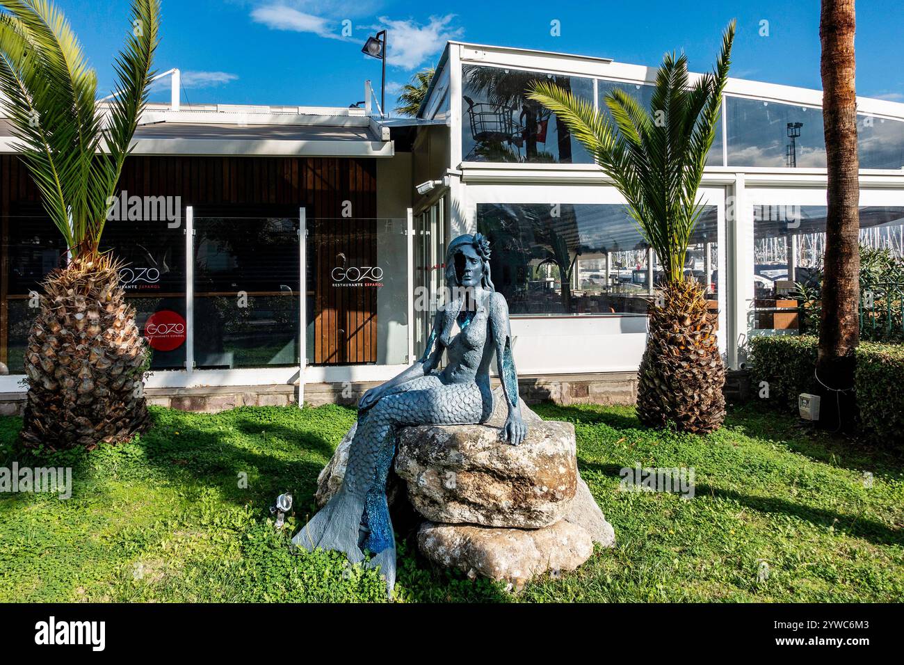 Die Statue einer Meerjungfrau vor dem Gozo Restaurant in Bodrum, Türkiye Stockfoto