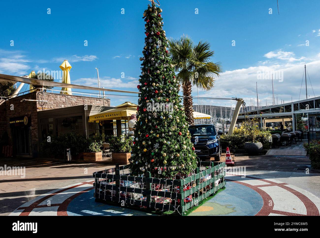 Ein Weihnachtsbaum in einem Einkaufszentrum in Bodrum, Türkiye Stockfoto