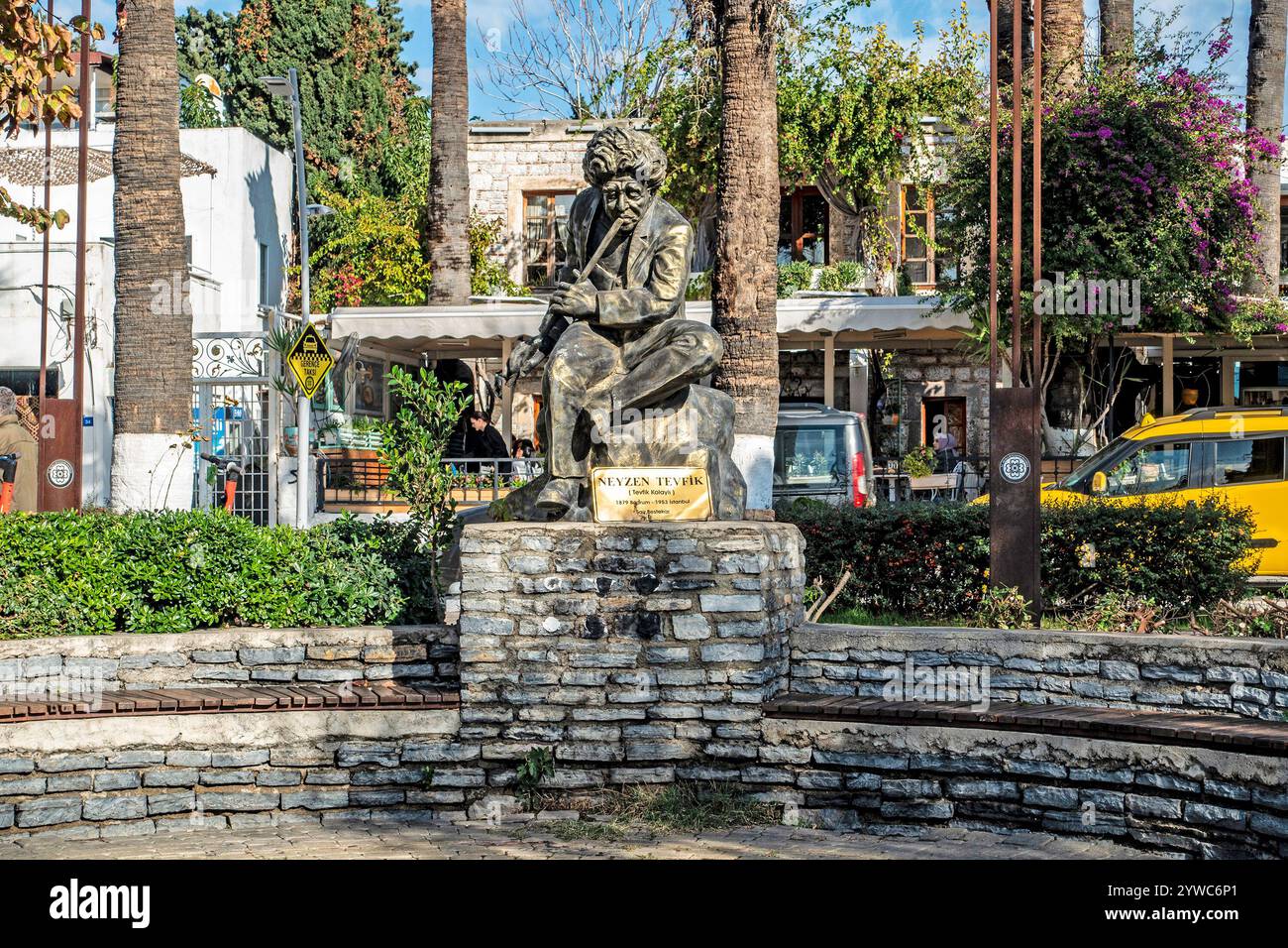 Die Statue von Neyzen Tefvik, dem türkischen Dichter und Satiriker, in einem Park in Bodrum, Türkiye Stockfoto