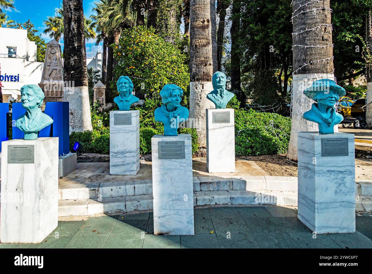 Eine Gruppe von Statuen, die einflussreichen Frauen gewidmet sind, die die Wissenschaft mitgeprägt haben, in Bodrum, Türkiye Stockfoto