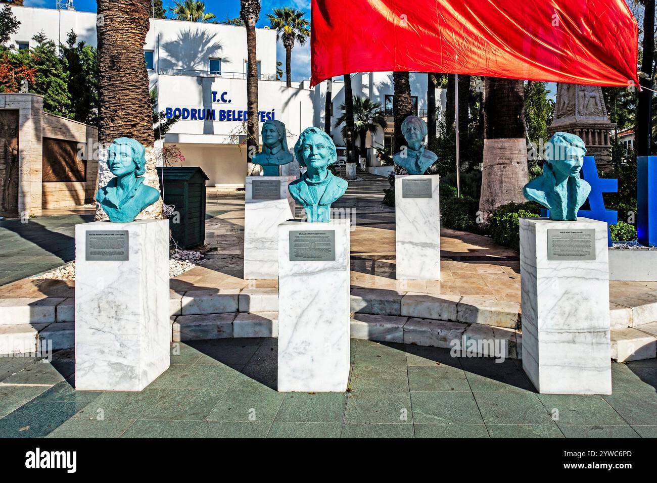 Eine Gruppe von Statuen, die einflussreichen Frauen gewidmet sind, die die Wissenschaft geprägt haben, in Bodrum, Türkiye Stockfoto