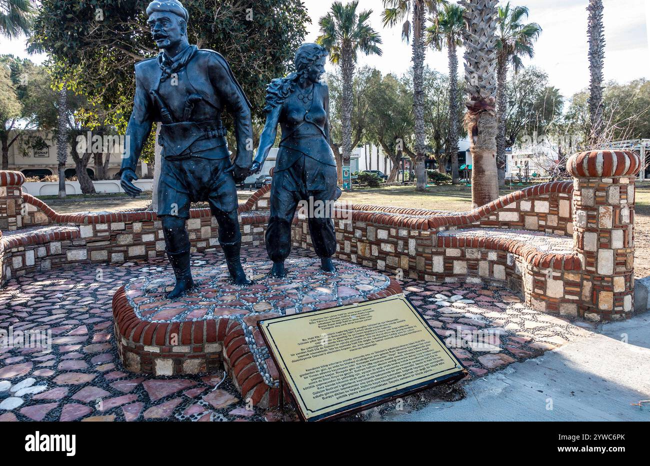 Statuen von Halil Efe und Gulsüm in Yalikavak, Türkije in Erinnerung an ihre große Liebe, wie sie im Volkslied erzählt wird Cökertme Stockfoto