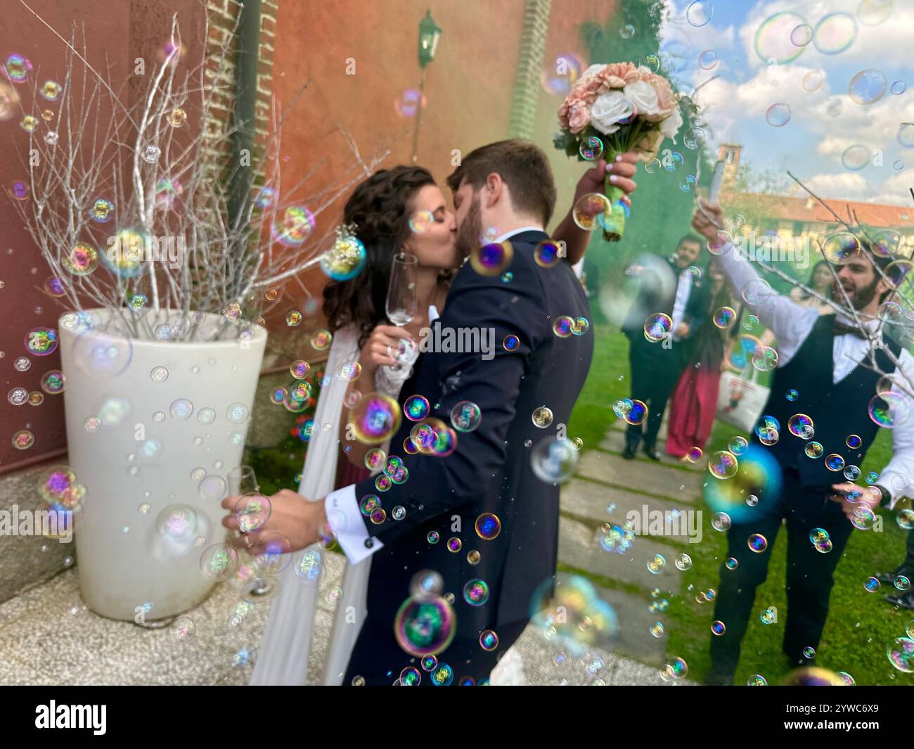 Hochzeitsfeier in Mailand, Italien, mit Blasen und farbigem Rauch - Smartphone-aufgenommenes Stockfoto