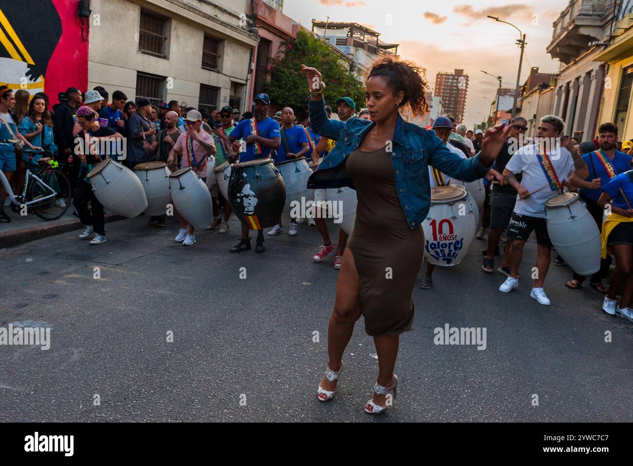 Eine afro-uruguayische Tänzerin tritt vor einer Candombe-Drumming-Gruppe während einer Probe für Karneval in Montevideo, Uruguay, auf. Stockfoto