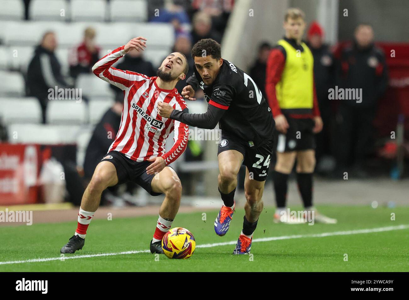 Sunderland, Großbritannien. Dezember 2024. Haydon Roberts aus Bristol City bricht mit dem Ball während des Sky Bet Championship Matches Sunderland gegen Bristol City im Stadion of Light, Sunderland, Vereinigtes Königreich, 10. Dezember 2024 (Foto: Alfie Cosgrove/News Images) in Sunderland, Vereinigtes Königreich am 12.10.2024. (Foto: Alfie Cosgrove/News Images/SIPA USA) Credit: SIPA USA/Alamy Live News Stockfoto