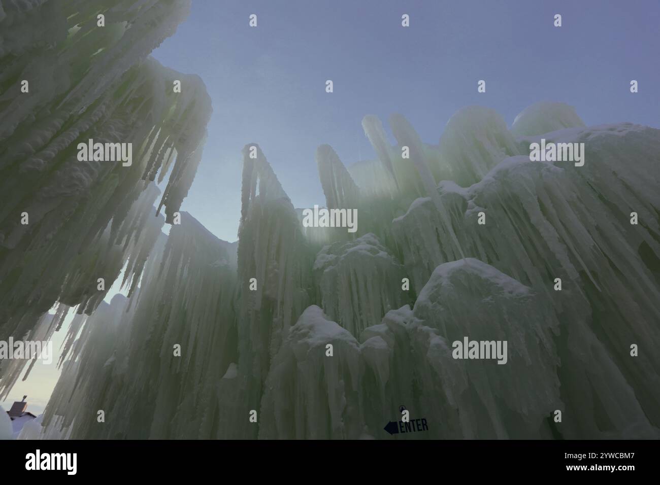 Eine Mauer aus gefrorenem Eis und Eiszapfen, die sich am Eingang zu den Eisschlössern im Genfer See, Wisconsin, USA, erhebt Stockfoto