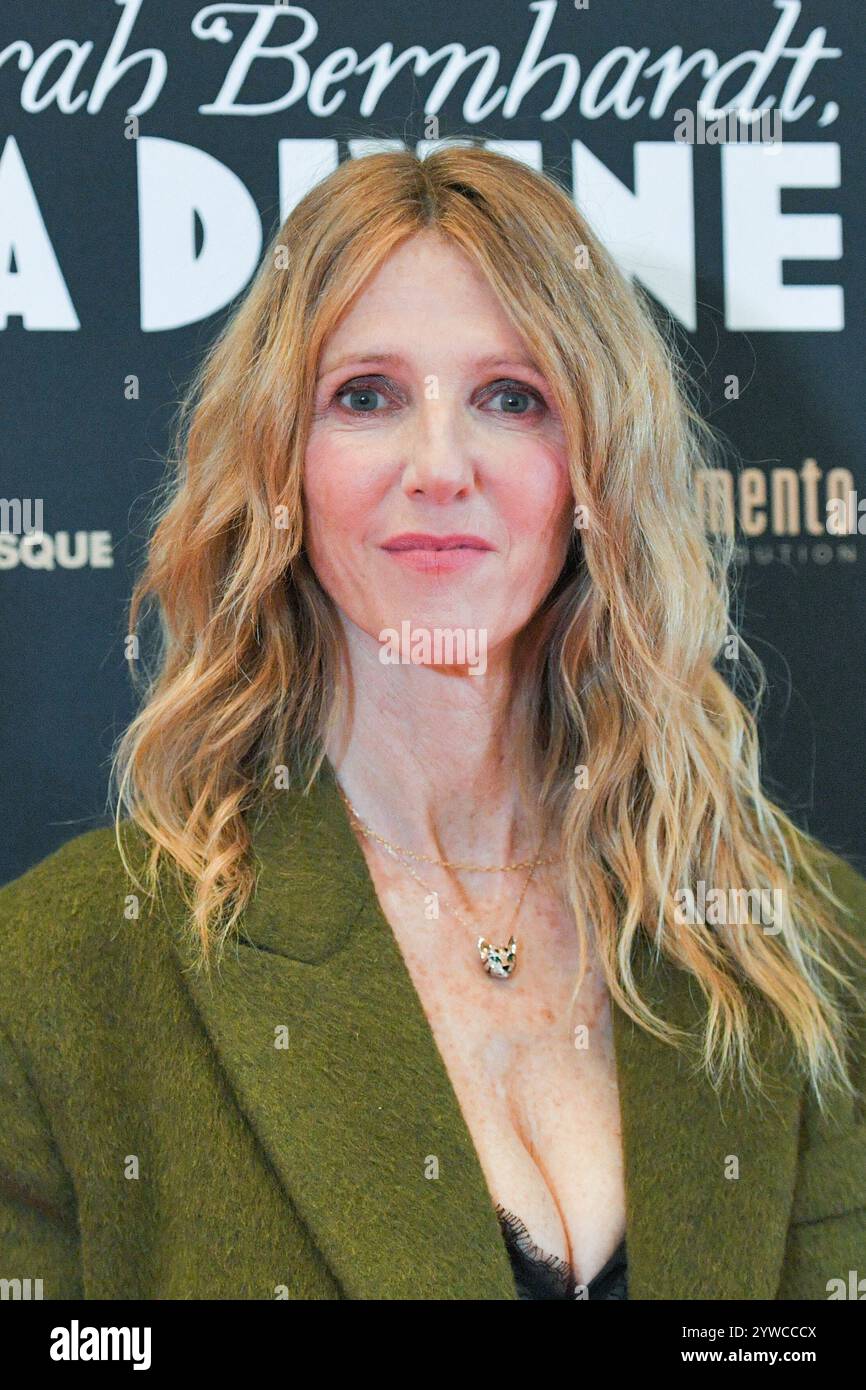 Paris, Frankreich. Dezember 2024. Sandrine Kiberlain besuchte die Sarah Bernhardt, La Divine Premiere im Pathe Palace Cinema in Paris, Frankreich am 10. Dezember 2024. Foto: Aurore Marechal/ABACAPRESS. COM Credit: Abaca Press/Alamy Live News Stockfoto