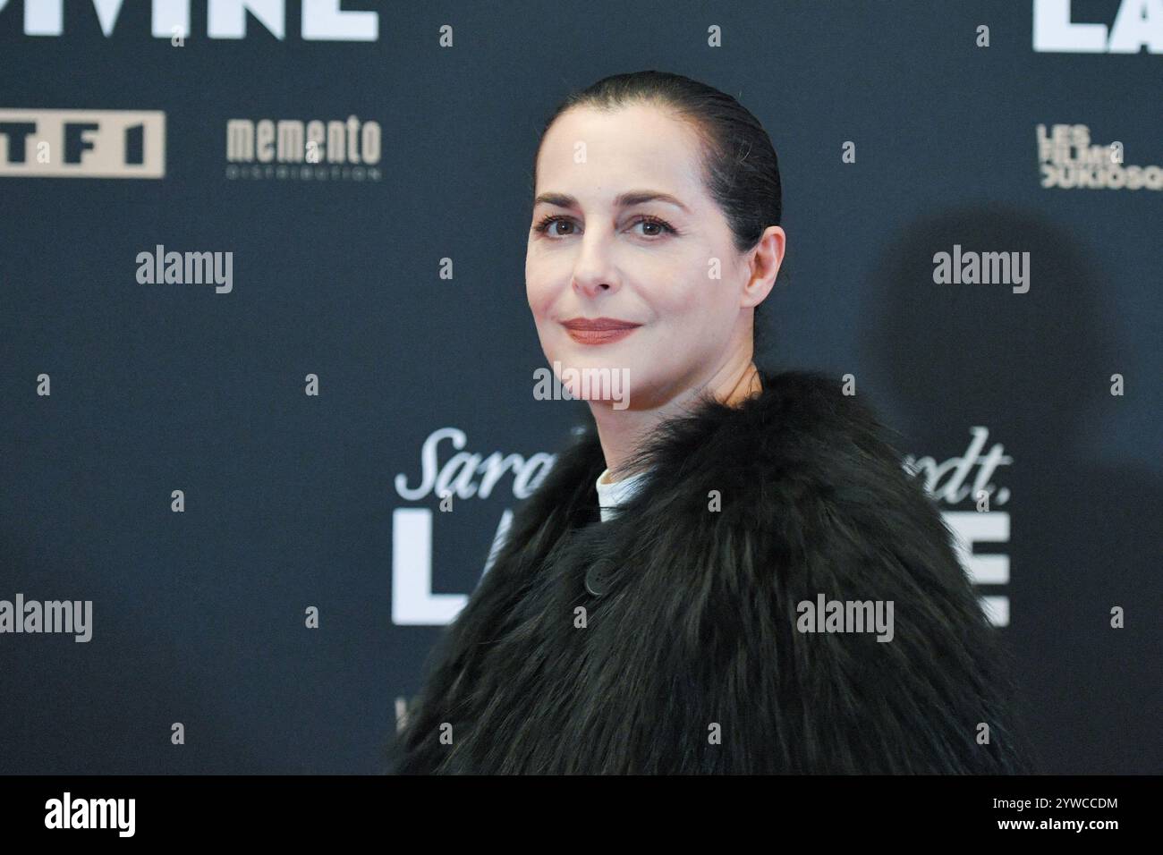 Paris, Frankreich. Dezember 2024. Amira Casar besuchte die Sarah Bernhardt, La Divine Premiere im Pathe Palace Cinema in Paris, Frankreich am 10. Dezember 2024. Foto: Aurore Marechal/ABACAPRESS. COM Credit: Abaca Press/Alamy Live News Stockfoto