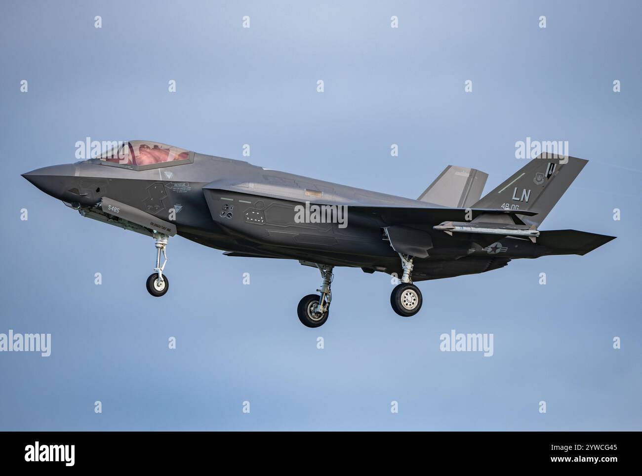 US Air Force Lockheed Martin F-35A Lightning II, 493rd FS 'Grim Reapers' macht einen simulierten Anflug auf das RAF Valley. Credit JTW Aviation Images / Alamy. Stockfoto