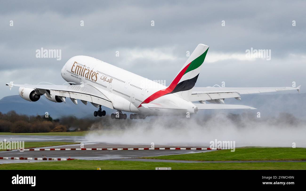 Der Emirates Airbus A380-861 A6-EEA startet am Montag, den 2. Dezember 2024, am Flughafen Manchester. Credit JTW Aviation Images / Alamy. Stockfoto