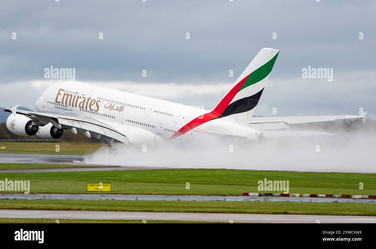 Der Emirates Airbus A380-861 A6-EEA startet am Montag, den 2. Dezember 2024, am Flughafen Manchester. Credit JTW Aviation Images / Alamy. Stockfoto